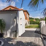 Сasa de vacaciones Pretty House With Pool In *